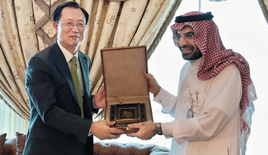 김종갑 한국전력사장(왼쪽)과 알 술탄 사우디아라비아 왕립원자력-신재생에너지원장이 18일 사우디아라비아 리야드에서원전사업에 관한 에 관한 상호협력 양해각서를 체결한 뒤 기념사진을 촬영하고 있다.    한국전력 제공